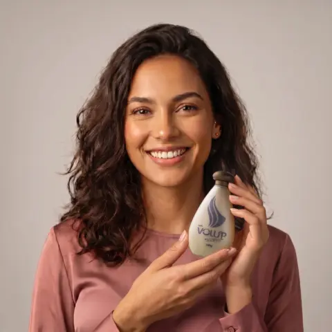 Mulher sorrindo segurando a Loção Volu'p