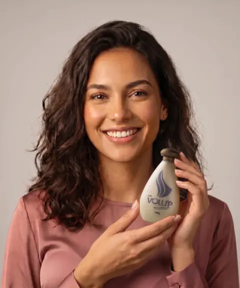Mulher sorrindo segurando a Loção Volu'p