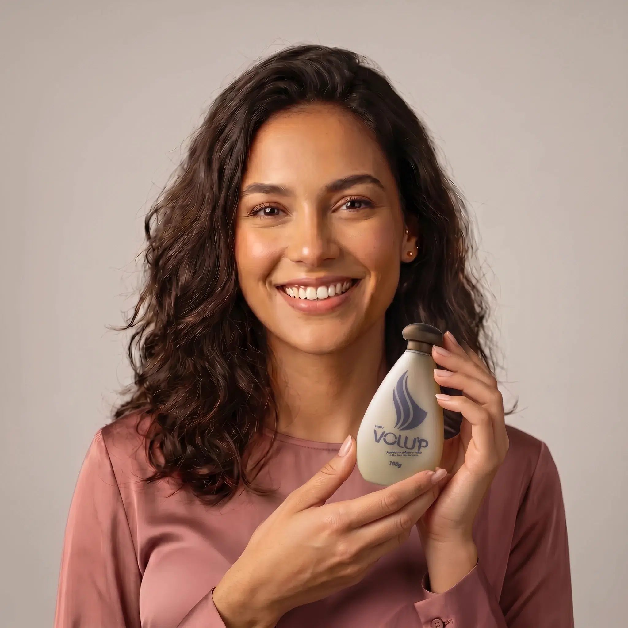 Mulher sorrindo segurando a Loção Volu'p