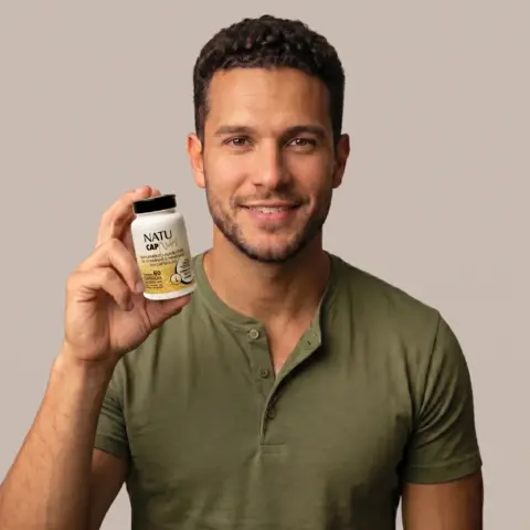 Homem segurando o pote de Natucap Nutry, suplemento de vitaminas e minerais em cápsulas