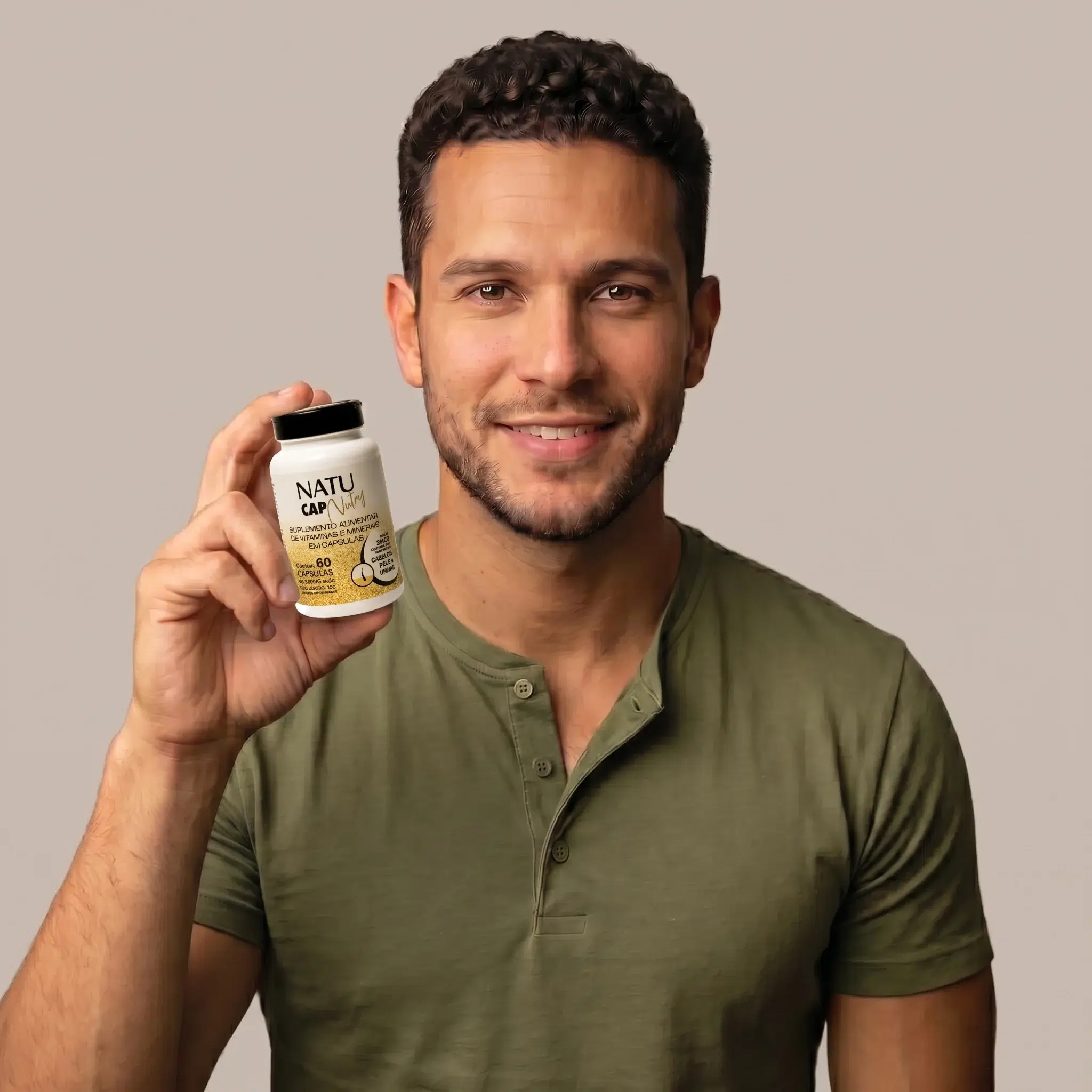 Homem segurando o pote de Natucap Nutry, suplemento de vitaminas e minerais em cápsulas