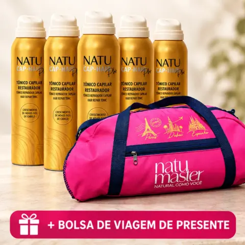 Cinco frascos do Tônico Capilar Natucap Hair Plus ao lado da bolsa de viagem rosa da Natumaster, presente do Outubro Rosa