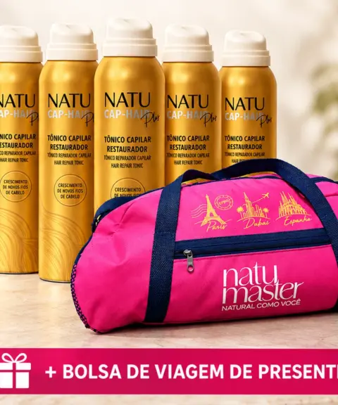 Cinco frascos do Tônico Capilar Natucap Hair Plus ao lado da bolsa de viagem rosa da Natumaster, presente do Outubro Rosa