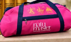 Bolsa de viagem rosa da Natumaster com alças azul-marinho